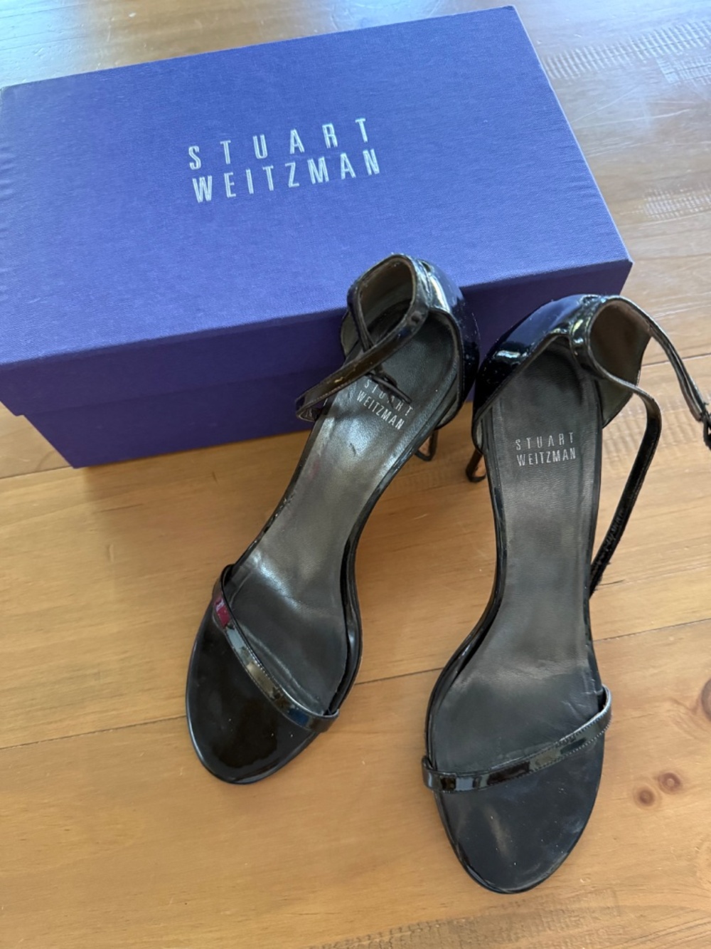 Stuart Weitzman - Picture 10 of 13